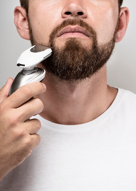 Photo homme à l'aide d'une machine à raser