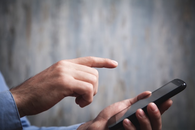 Homme à l'aide de smartphone. Concept technologique