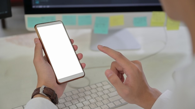 homme à l'aide d'un smartphone avec un écran blanc.