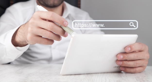 Photo homme à l'aide de tablette numérique blanche