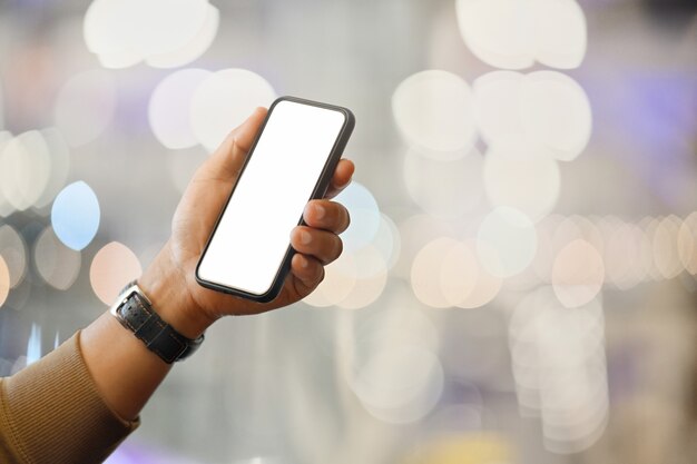 Homme à l&#39;aide de téléphone intelligent sur fond clair flou