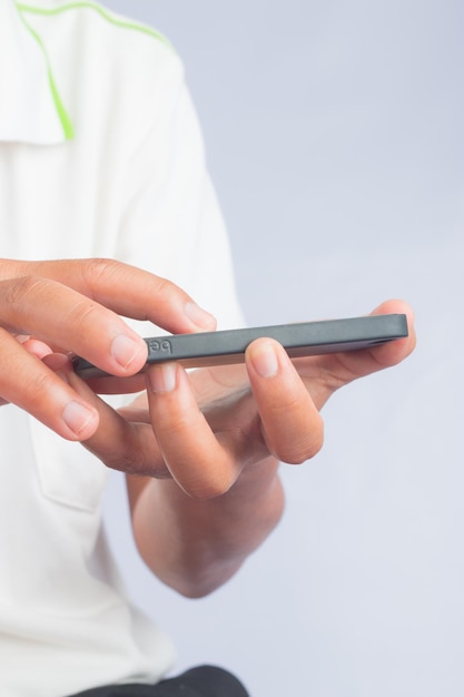 homme à l&#39;aide d&#39;un téléphone intelligent