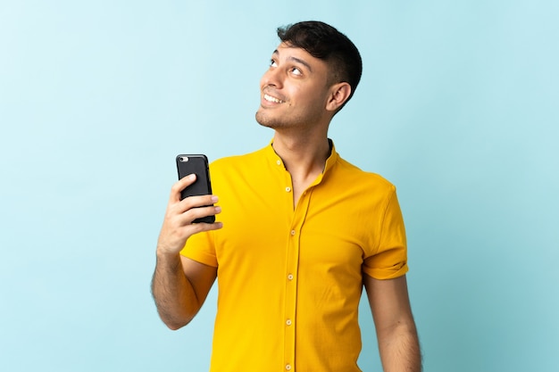 Homme à l'aide d'un téléphone mobile en studio