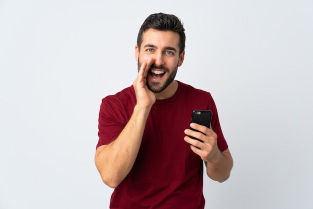 Homme à l'aide d'un téléphone mobile en studio