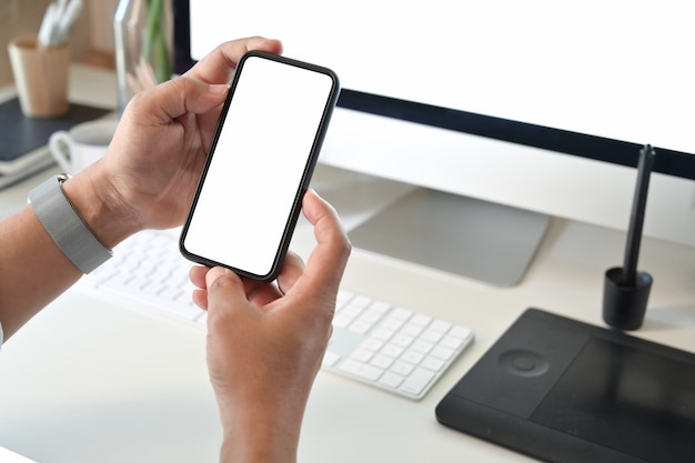 Homme à L'aide De Téléphone Portable Sur Le Bureau Au Bureau.