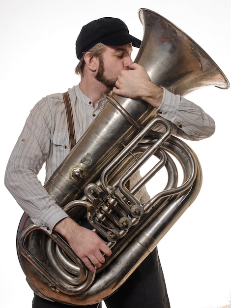 Homme aimant la barbe avec bretelles et bonnets de tube