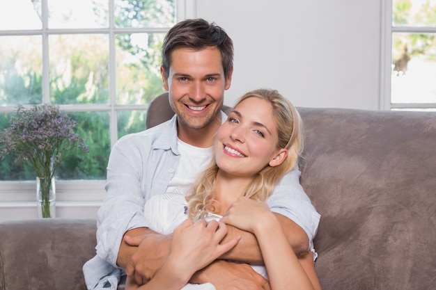 Homme aimant détendu embrassant femme dans le salon