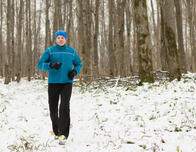 L'homme Aime Courir Dans La Forêt D'hiver.