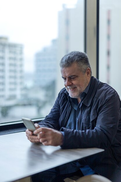 Homme aîné, à, barbe, marche, dans ville