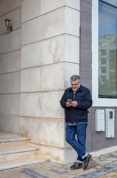 Homme aîné, à, barbe, marche, dans ville