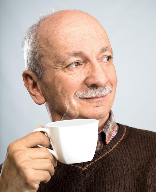 homme aîné, boire, tasse café