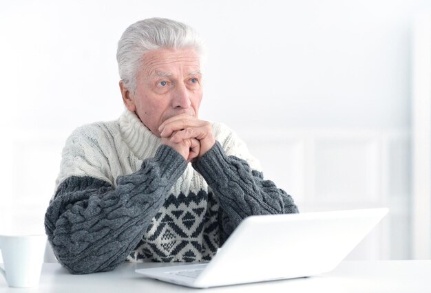 homme aîné, à, bureau, sur, pause café