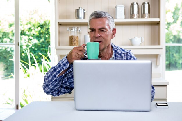 Homme Aîné, Café Buvant, Quoique, Portable Utilisation