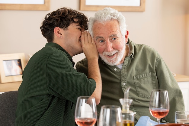 Photo homme aîné célébrant son anniversaire