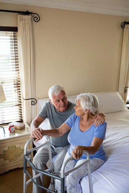 Homme aîné, consoler, femme, dans, chambre à coucher, chez soi