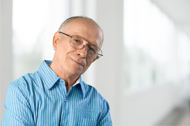 homme aîné, dans, chemise bleue, et, lunettes