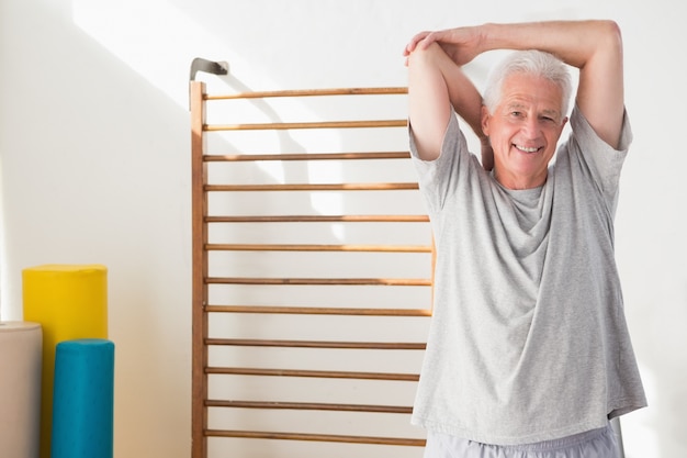 Homme aîné, étirement