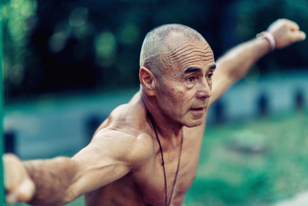 homme aîné, exercisme, dehors