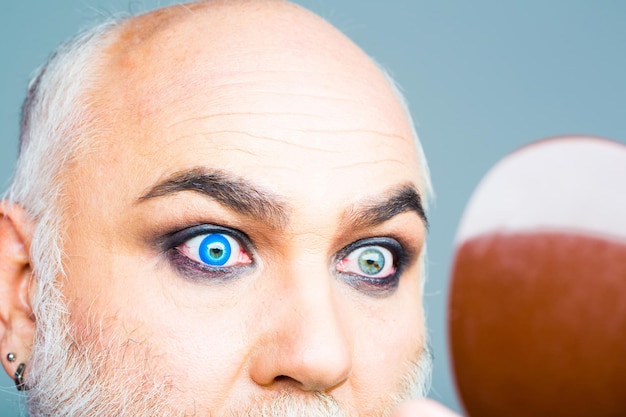 homme aîné, à, lentille bleue