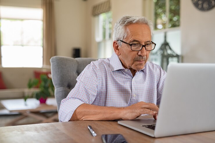 Homme aîné, portable utilisation