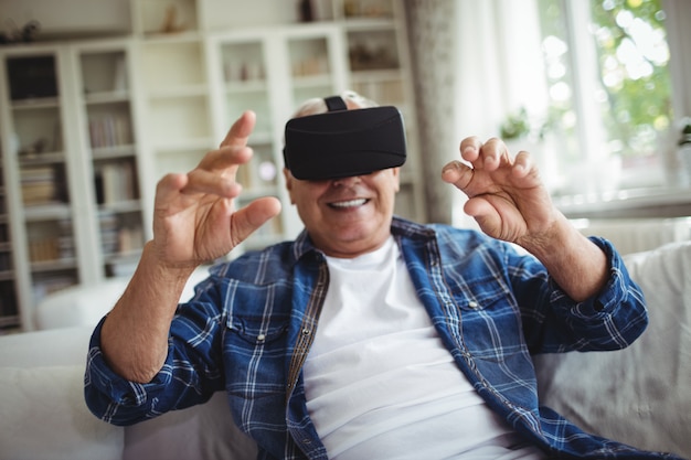 Homme aîné, porter, lunettes virtuelles