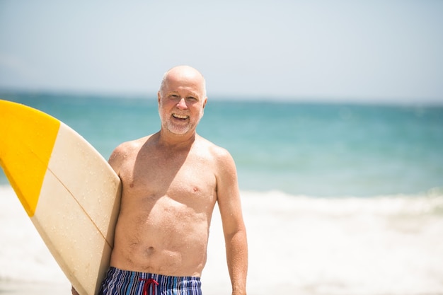 Homme aîné, porter, planche surf