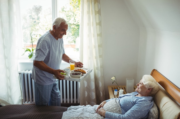 Homme aîné, portion, petit déjeuner, à, femme aînée