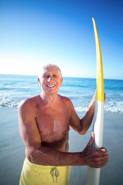 Homme aîné, poser, à, a, planche surf