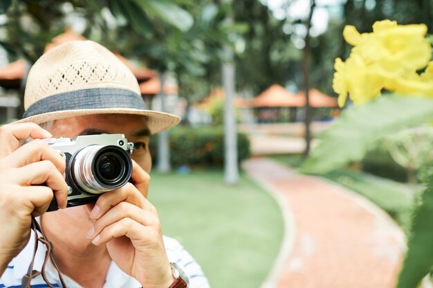 Homme aîné, prendre des photos, dans parc