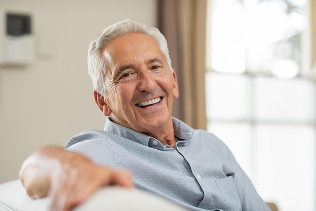 Homme aîné, sourire, chez soi