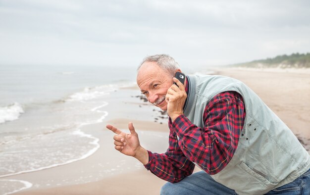 Homme aîné, à, a, téléphone, sur, fond mer