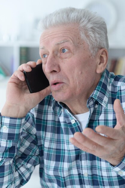 homme aîné, à, téléphone