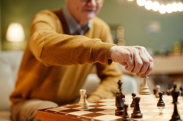 homme aîné, tenue, pièce échecs