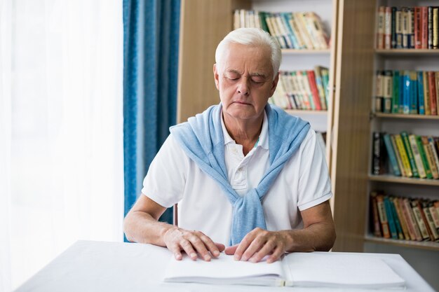 Homme aîné, utilisation, braille, lire