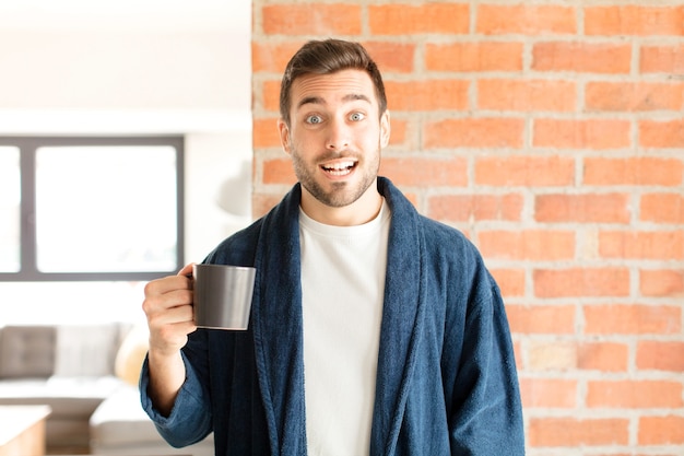 L'homme à l'air heureux et agréablement surpris, excité par une expression fascinée et choquée