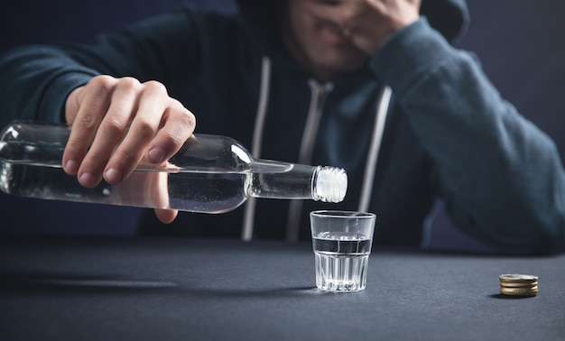 Homme alcoolique caucasien avec de la vodka.