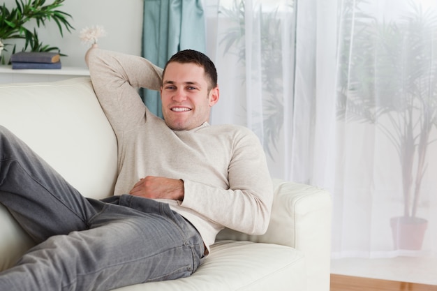 Homme allongé sur un canapé