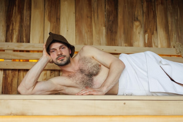 Homme allongé dans le sauna