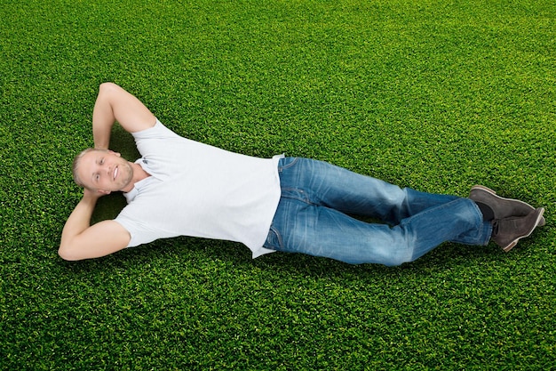 Homme allongé sur l'herbe