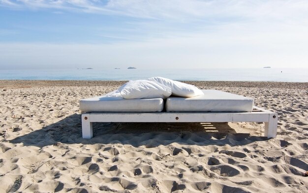 Photo un homme allongé sur la plage contre le ciel