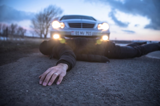 Homme allongé sur la route