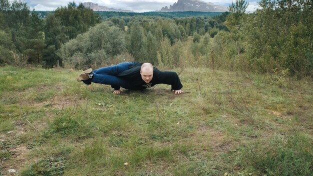 Un homme allongé sur la terre.