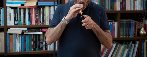 L'homme allume un briquet à cigare xA