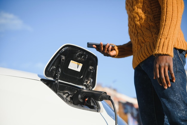 L'homme allume le chargement de la voiture