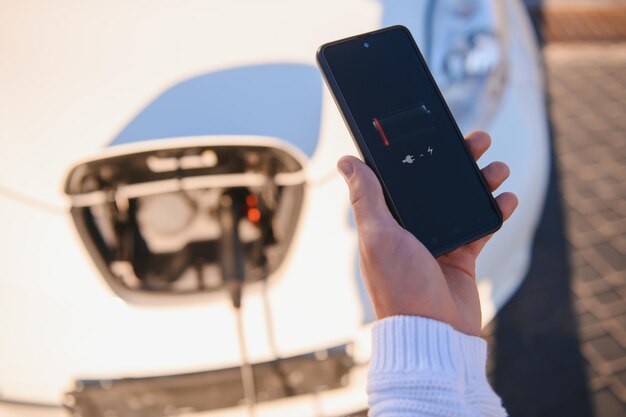 L'homme allume le chargement de la voiture