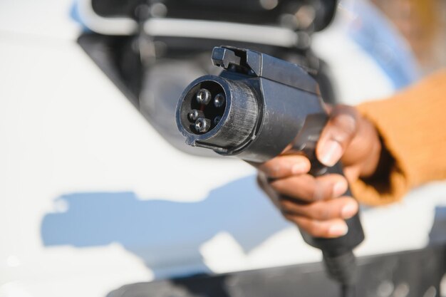 L'homme allume le chargement de la voiture