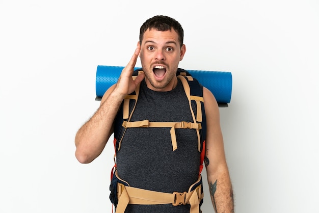 Homme d'alpiniste brésilien avec un grand sac à dos