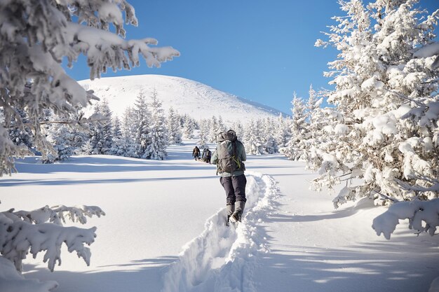 Homme alpiniste dans les montagnes d'hiver Randonnées dans les montagnes des Carpates Ukraine Hoverla