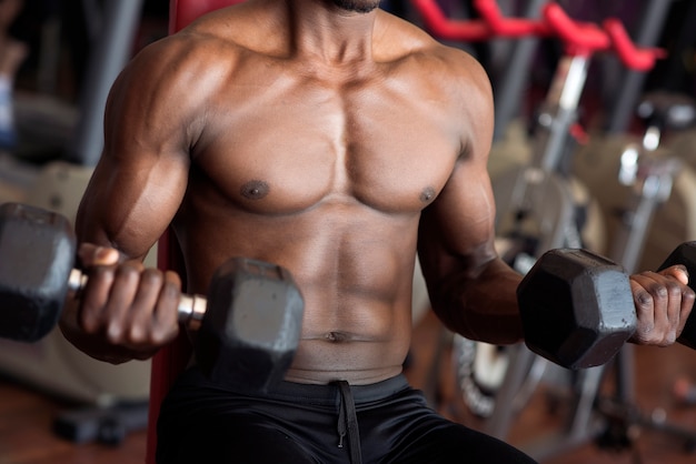 Homme américain africain, faire, exercices, à, haltères, dans, a, gymnase