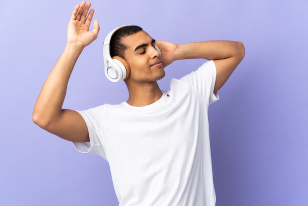 Homme américain africain, sur, isolé, mur pourpre, écoute, musique, et, danse